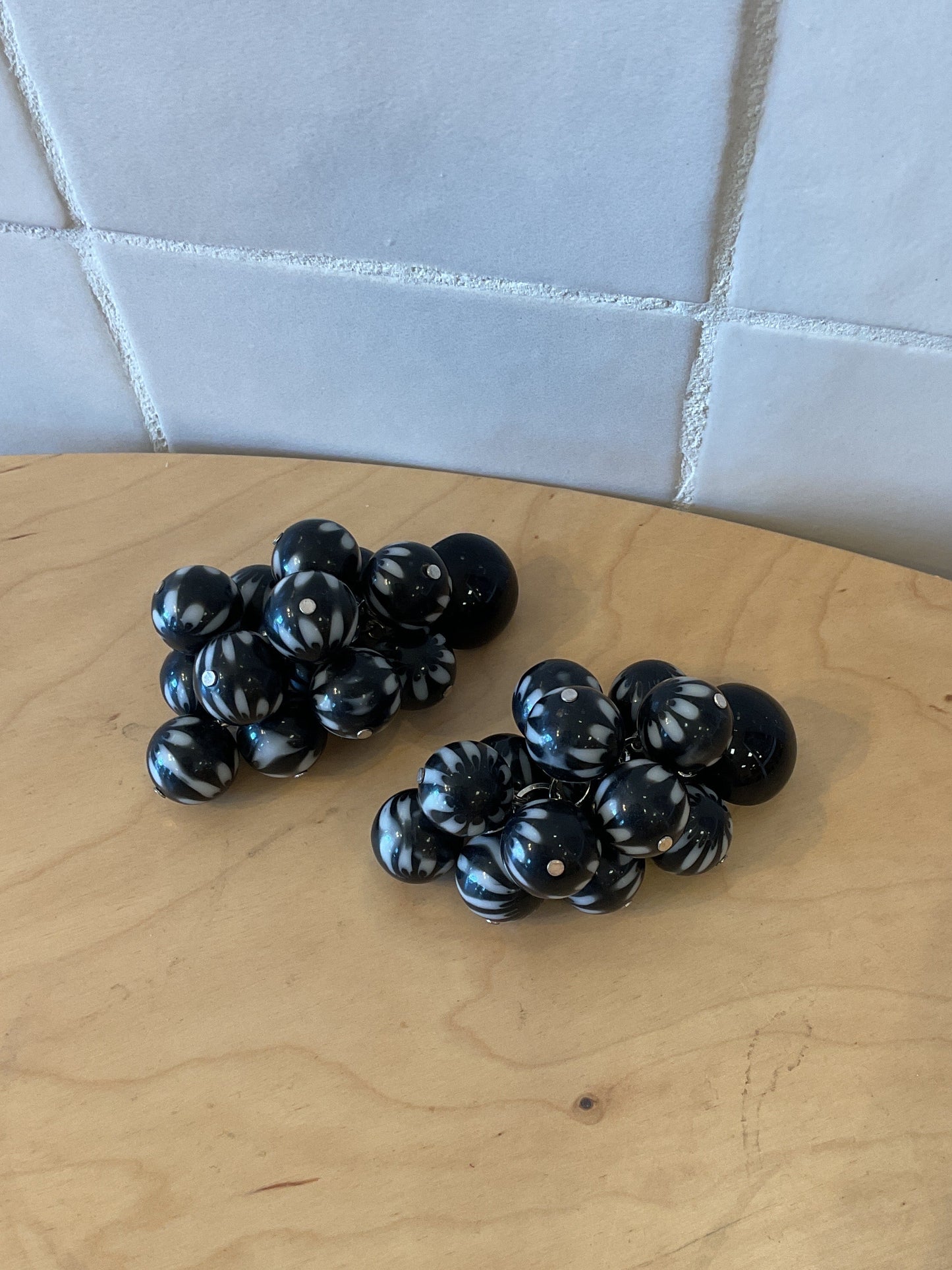 Grappe M black white clip-on Earrings - Francine Bramli