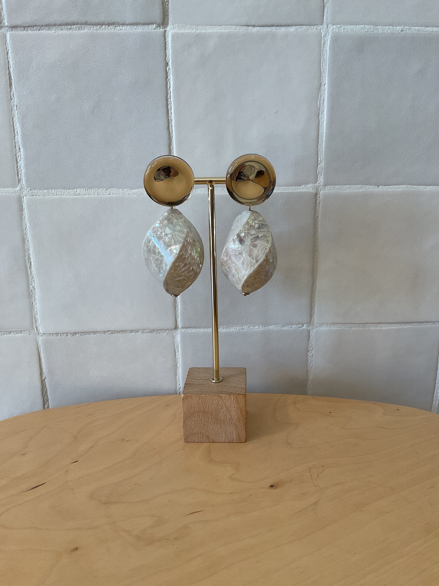 Royalty Shell Mother-of-pearl Clip Earrings White