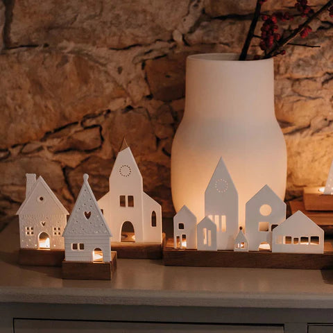 Porcelain & Acacia Village Tealight Gingerbread House - R90413