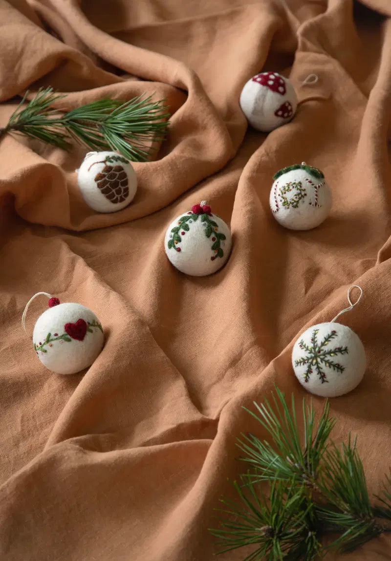 Christmas Bauble White with heart & garland ornament