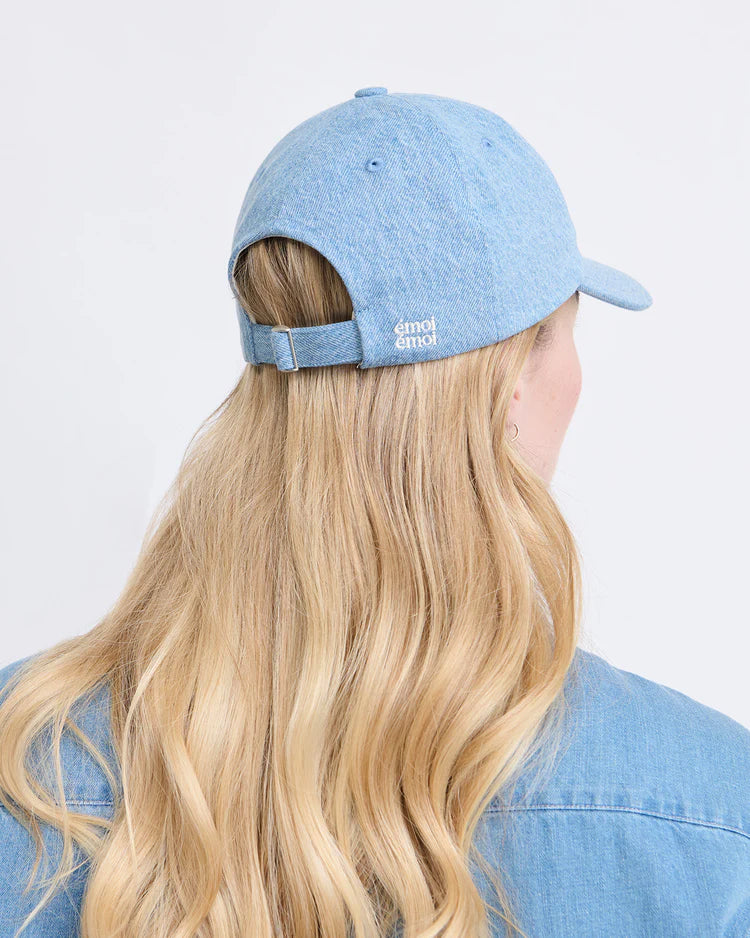 Denim Cap embroidered "Lamour est déclaré"