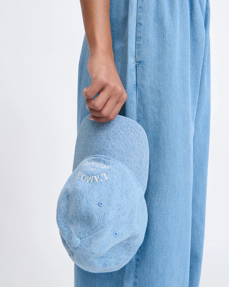 Denim Cap embroidered "Lamour est déclaré"