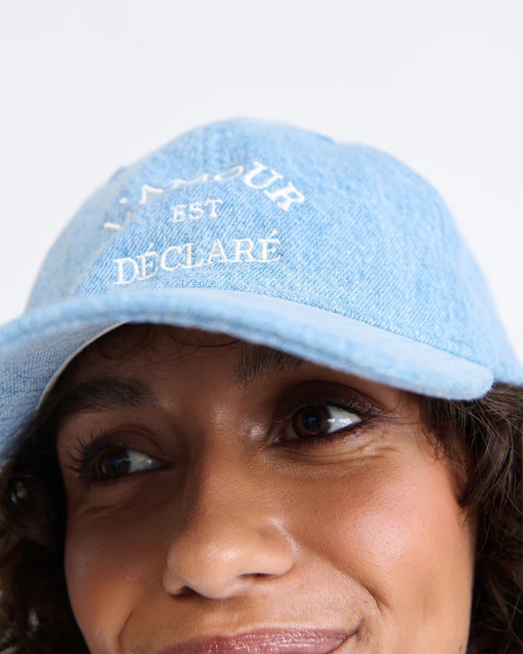 Denim Cap embroidered "Lamour est déclaré"