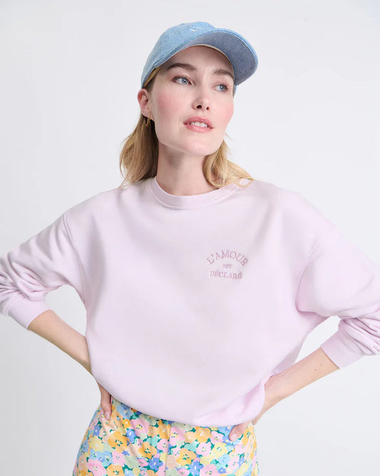 Sweat ” L’Amour est déclaré ” Embroidered Garment dye pink