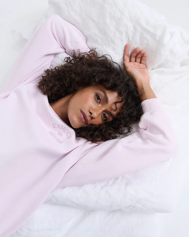 Sweat ” L’Amour est déclaré ” Embroidered Garment dye pink
