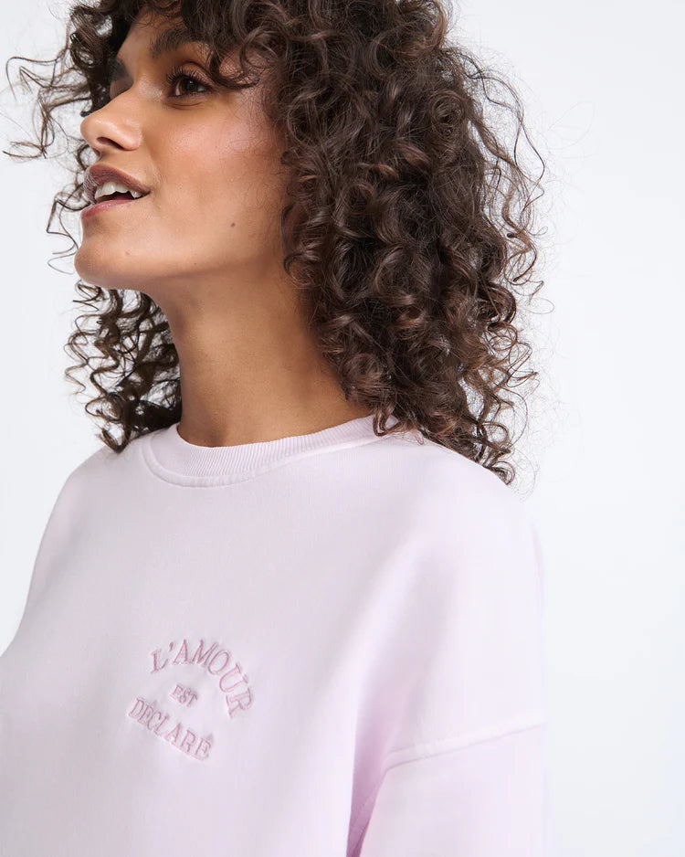Sweat ” L’Amour est déclaré ” Embroidered Garment dye pink