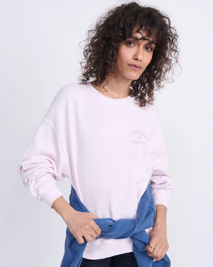 Sweat ” L’Amour est déclaré ” Embroidered Garment dye pink
