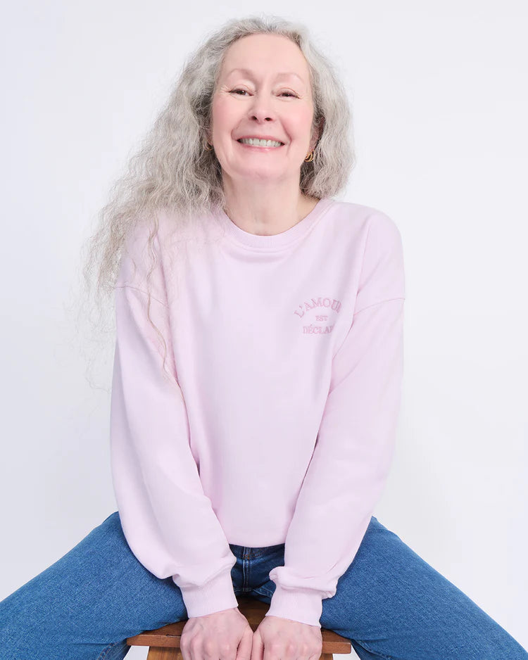 Sweat ” L’Amour est déclaré ” Embroidered Garment dye pink