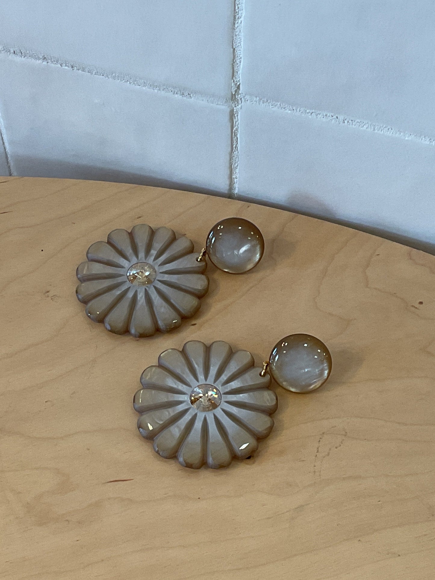 Pensée Pierced Earrings Flower Taupe