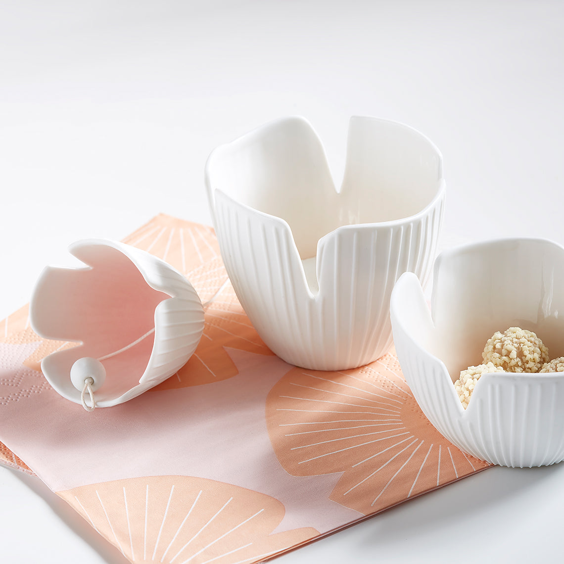 Hanger Beige yellow Flower Daisy porcelain ornament