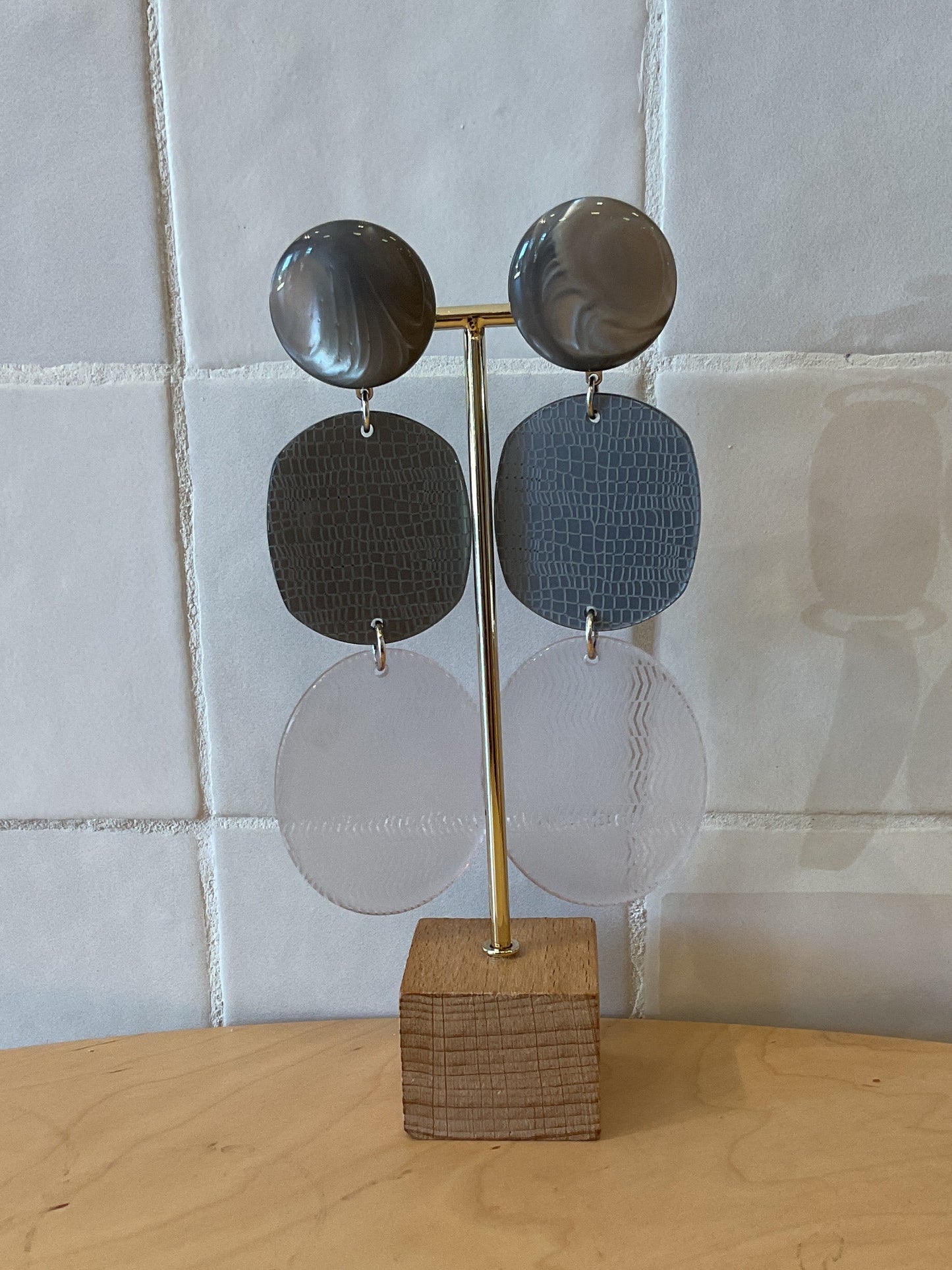 Girafe Extra Large Grey clip-on Earrings - Francine Bramli