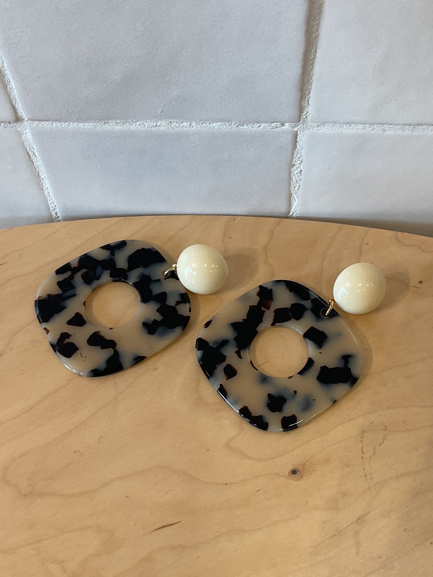 Hope Earrings Scale Black White