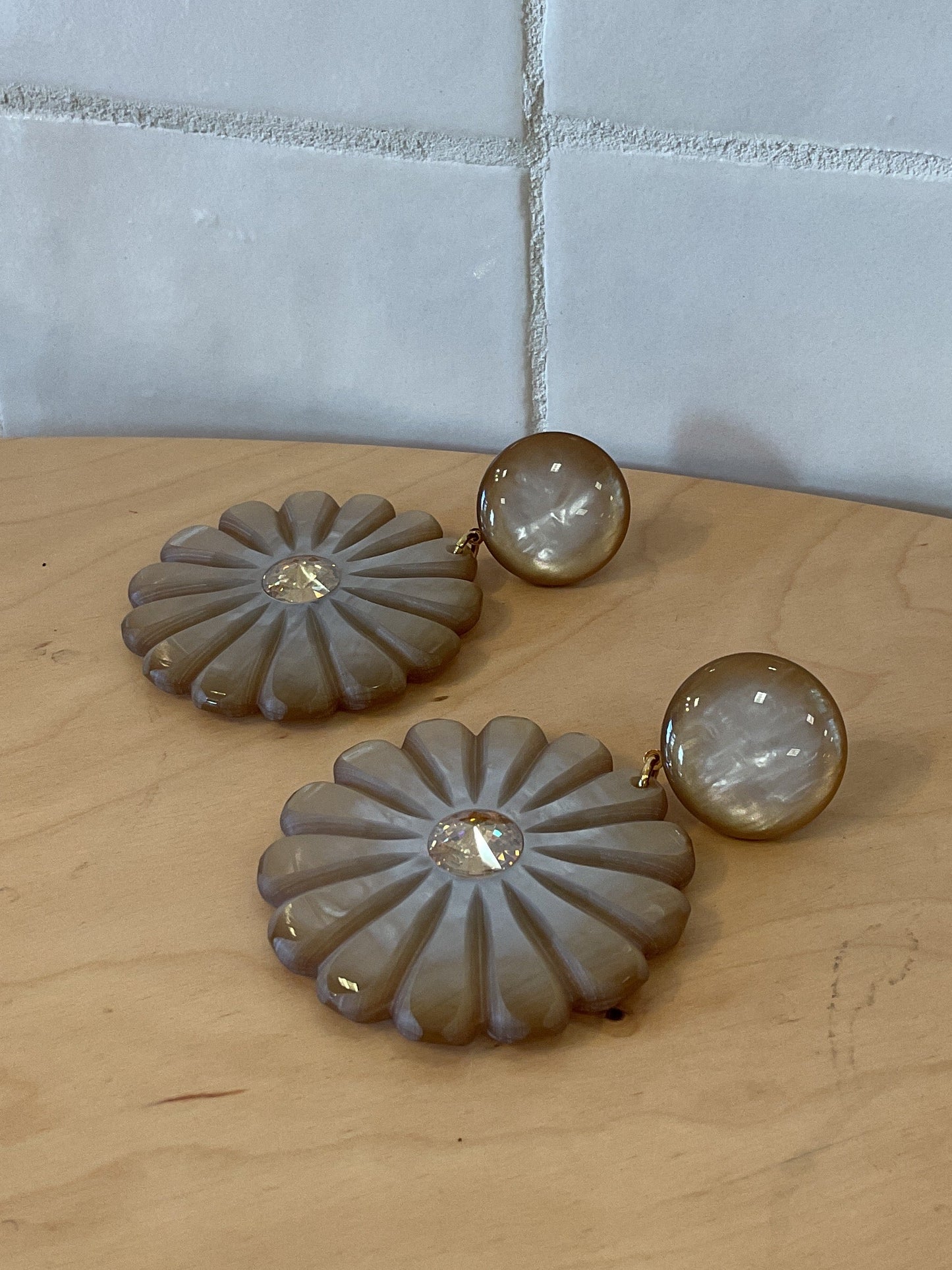 Pensée Pierced Earrings Flower Taupe