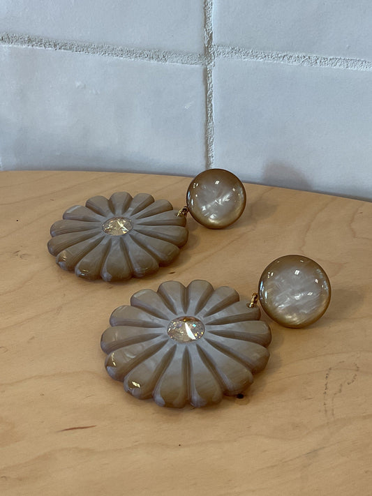 Pensée Pierced Earrings Flower Taupe