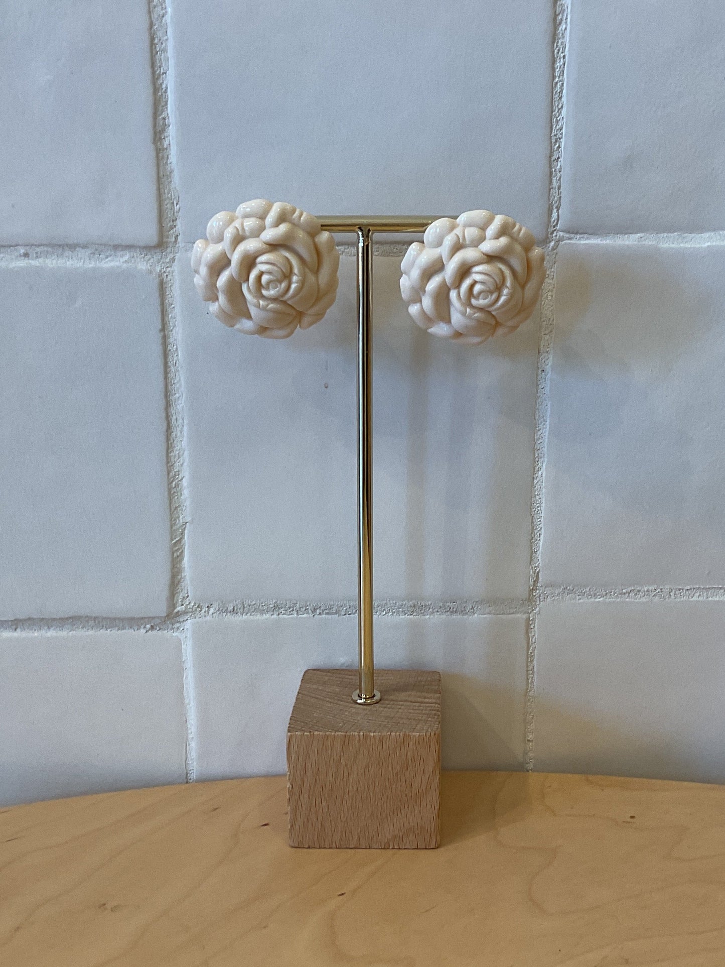 Flowers clip beige Earrings - Francine Bramli