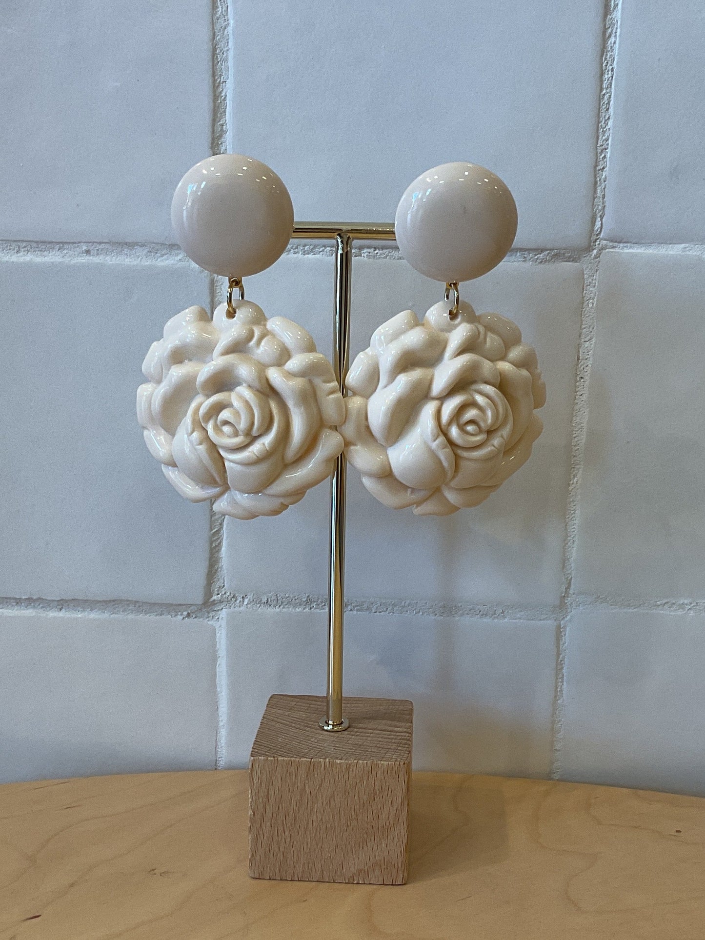 Flowers pendant beige Earrings - Francine Bramli