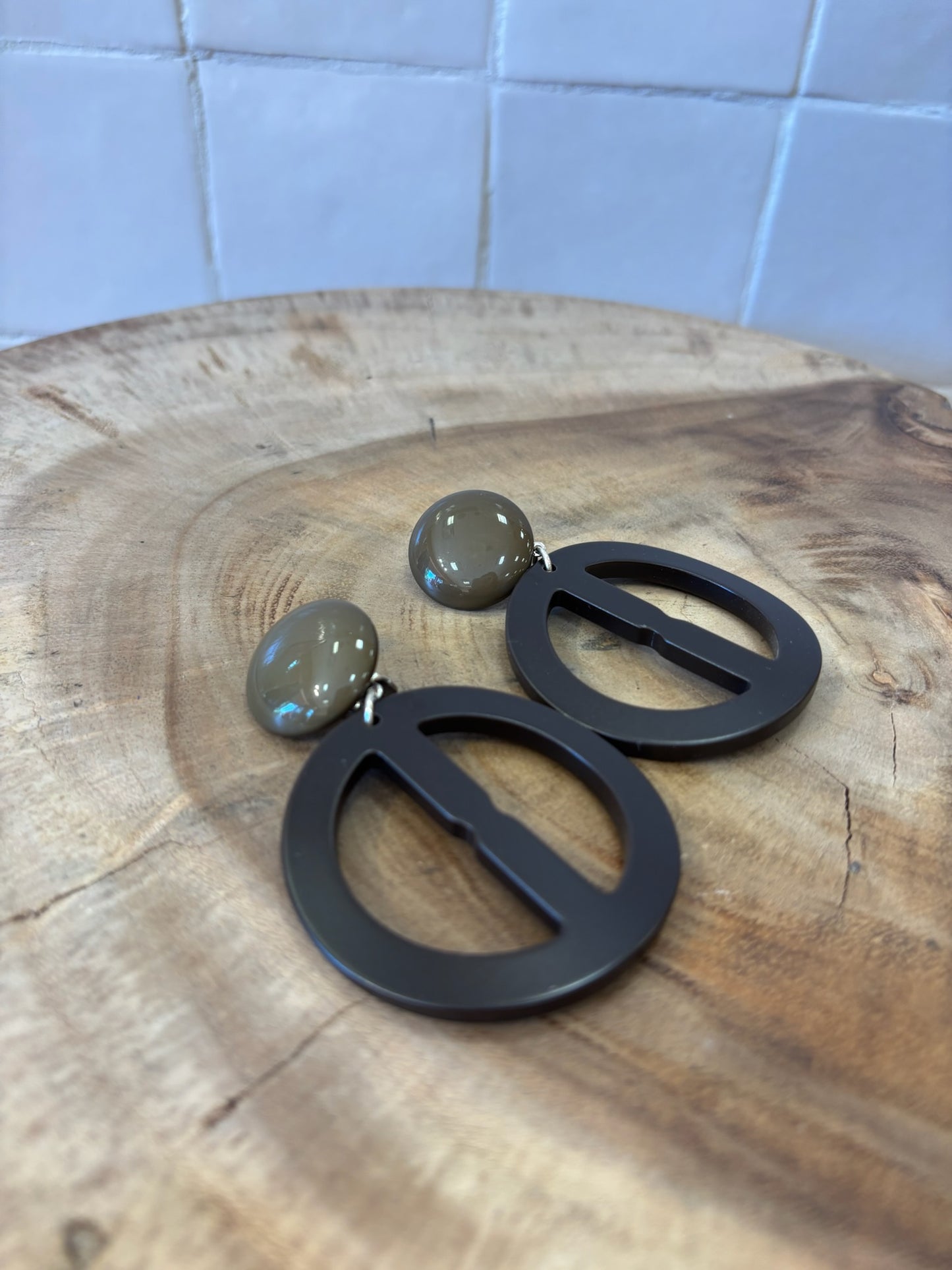 Peace earrings black & green matte