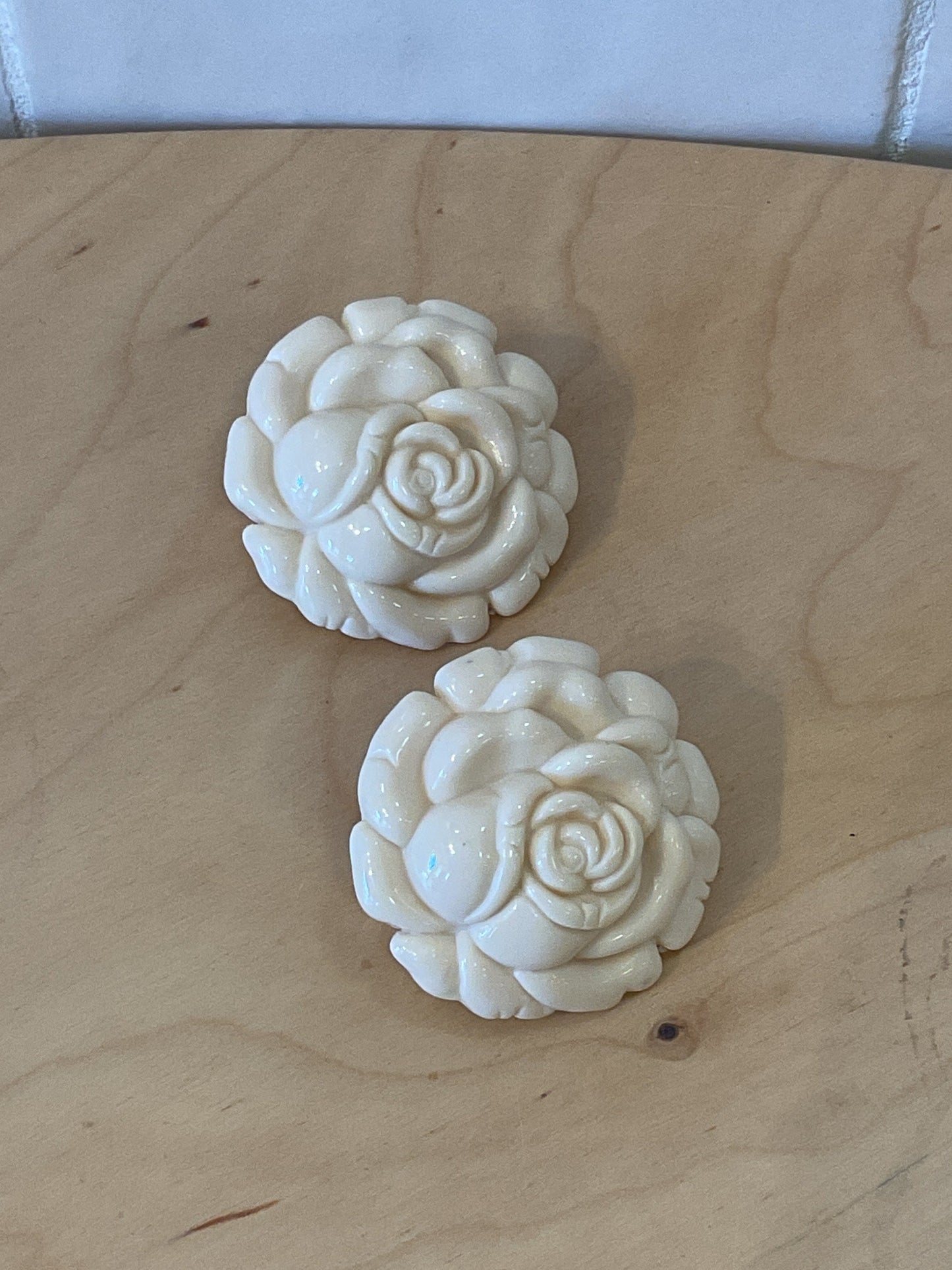 Flowers clip beige Earrings - Francine Bramli