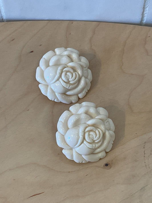 Flowers clip beige Earrings - Francine Bramli